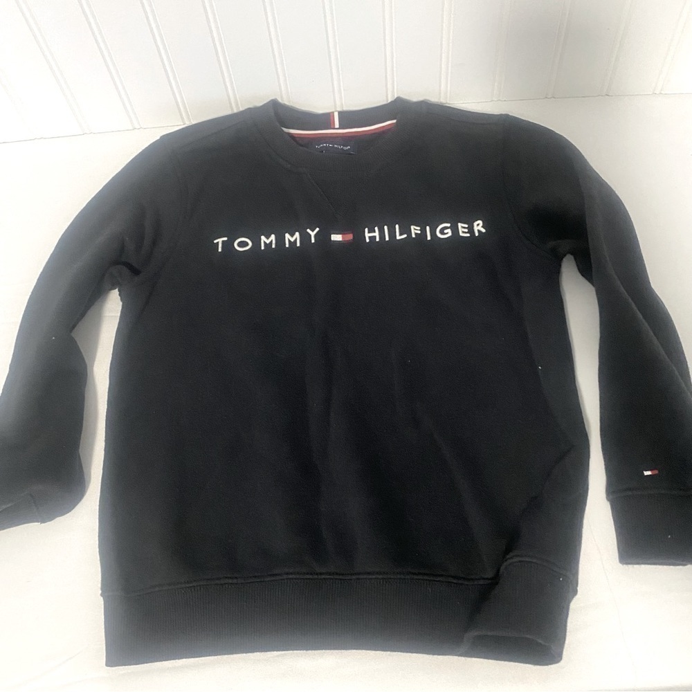 Tommy Hilfiger Kid Size S 6-7 Black Crew Neck Sweatshirt (has tiny hole) see pic